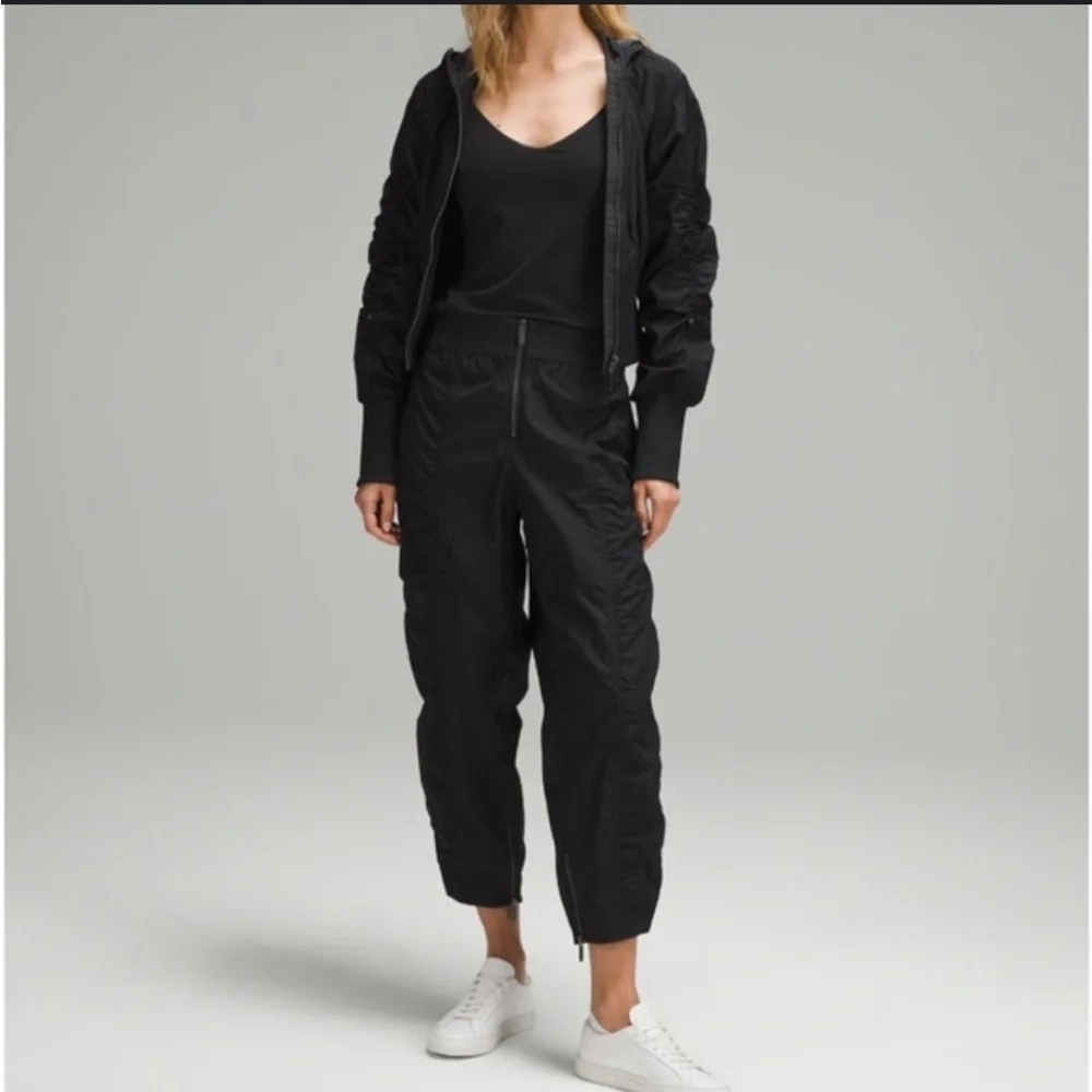 LULULEMON black relaxed fit pants Front Zip Mid Rise Ruched Crop size 10